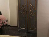 La porta antica rilaccata in un interno di tendenza