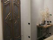 La porta antica rilaccata in colore grigio in interior design moderno