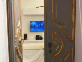 Porta antica laccata cambiata di colore arreda interno minimalista