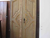 Porta antica laccata prima del riuso e della trasformazione