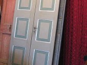 Porta per interni grigia; porta antica laccata in grigio verde e foglia di argento