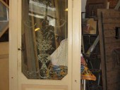Porta antica laccata con vetro dipinto a mano