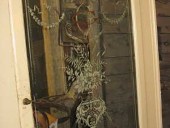 La decorazione dipinta su vetro della porta