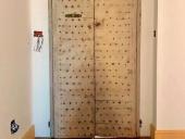 Porta antica laccata chiodata collocata