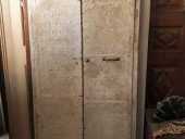 Porta antica laccata e chiodata prima del restauro