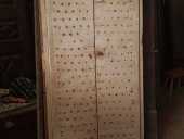 Porta antica laccata chiodata, restaurata