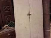 Lato posteriore porta antica laccata e chiodata restaurata