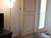 Porta antica laccata e dorata collocata