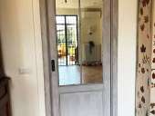 La porta scorrevole con specchio ed anticata