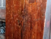 La porta antica laccata restaurata nella vista posteriore