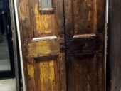 Antica porta laccata restaurata in modo materico