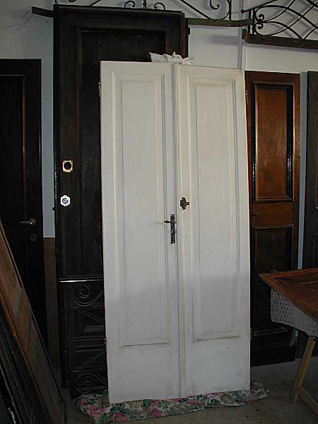 Porta antica restaurata e laccata in bianco