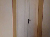 La porta antica laccata collocata come arredamento d'interni