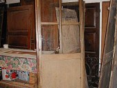 Porta antica dopo il restauro e la pulitura.