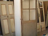 La piccola porta antica laccata montata sull'armadio