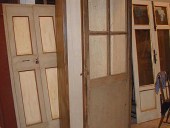 La porta montata sull'armadio aperto