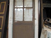 Porta antica a giorno prima della pulitura.