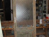 Vecchia porta prima del restauro nella vista posteriore.