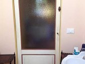 La porta laccata restaurata e collocata nell'interno.