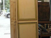 Vista posteriore porta laccata e restaurata.