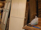 La porta verniciata a smalto prima del restauro.