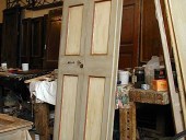 Il vecchio uscio restaurato e laccato a mano.