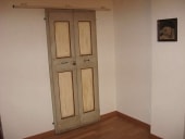 La porta antica laccata montata come scorrevole