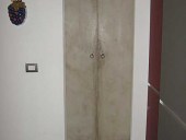 La porta laccata scorrevole nella vista posteriore