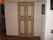 Vista frontale porta antica laccata scorrevole