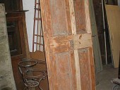 Porta vecchia durante il decapaggio.