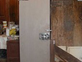 Vista posteriore della porta restaurata e laccata.