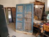 Vista anteriore della porta antica allungata