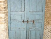 La porta antica collocata nell'interno nella vista anteriore