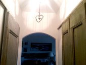 Due porte antiche restaurate montate come porte scorrevoli
