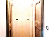 La porta vecchia restaurata e collocata come porta vecchia scorrevole