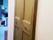 Vecchia porta restaurata collocata come scorrevole