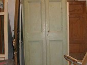 Porta vecchia a due battenti prima della trasformazione