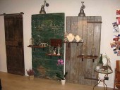 La porta vecchia scorrevole montata e collocata nel negozio