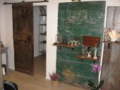 Porta vecchia laccata scorrevole restaurata e parzialmente aperta