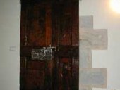 Portone antico restaurato(vista frontale).