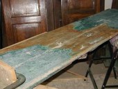 Il Portone Antico durante il decapaggio(rimozione strati di vernice).