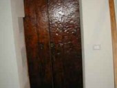 Portone Antico esterno(vista retro) del ' 700, collocato per arredare l'interno.