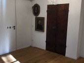 Il portoncino rustico chiude la nicchia murale