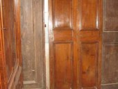 3)Vecchia e piccolissima porta in noce a due battenti.