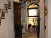 Porta antica collocata ed aperta.