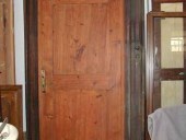 Porta in larice finita di falegnameria.