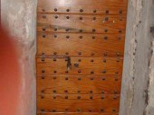 Porta di cantina con ferle piantate.