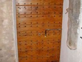 Porta di una cantina con ferle piantate a mano.