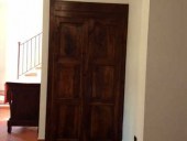 La Porta antica restaurata e collocata come chiusura di un sottoscala