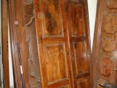 Porta di canonica che chiuderà una nicchia.